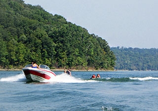 activities-boating-waterskiing